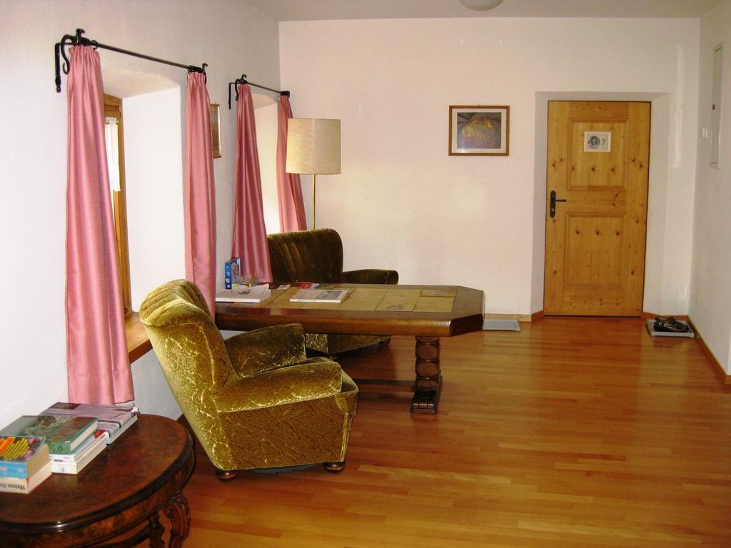 Pensiun Garni Plaz Hotel Скуол Екстериор снимка